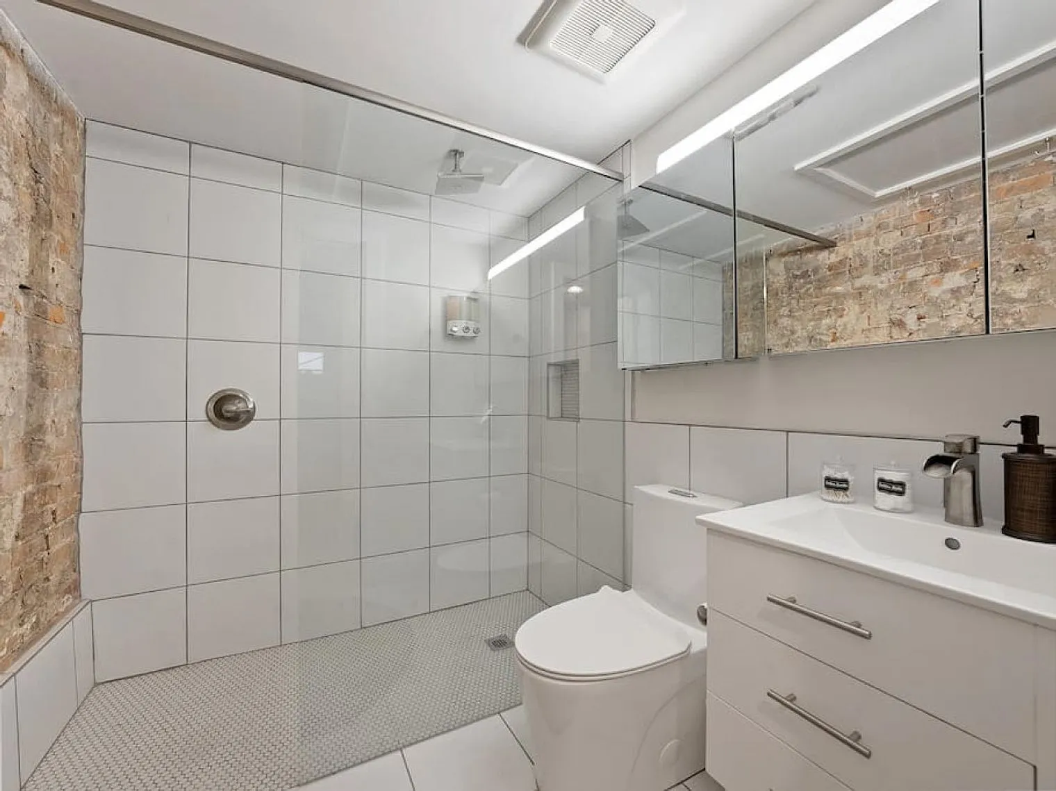 1 bed, 1.0 bath, 710 sqft, $1,977 — Photo 3
