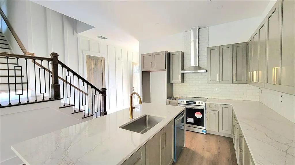 4 bed, 3.5 bath, 2432 sqft, $2,500 — Photo 2