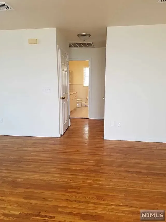 3 bed, $3,690 — Photo 3