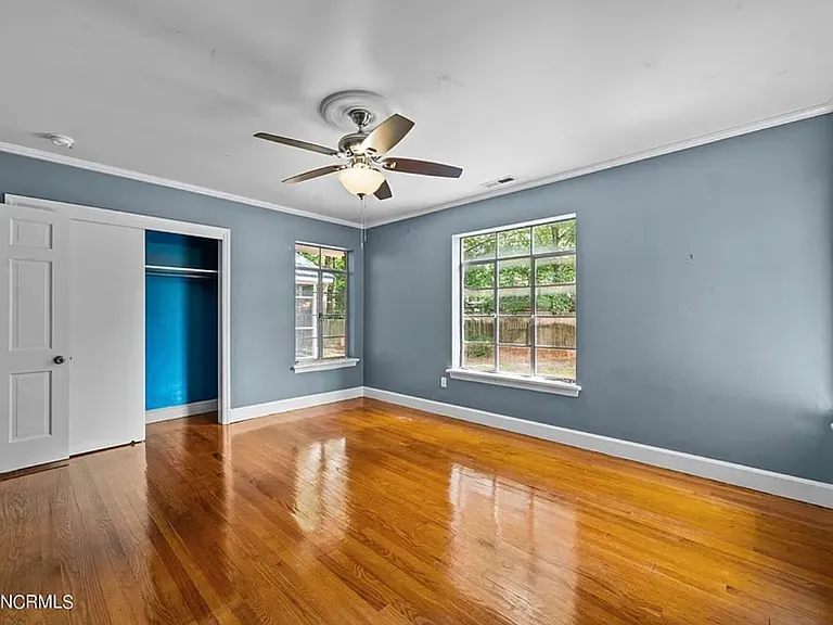 909 SE Greenville Blvd — Photo 12