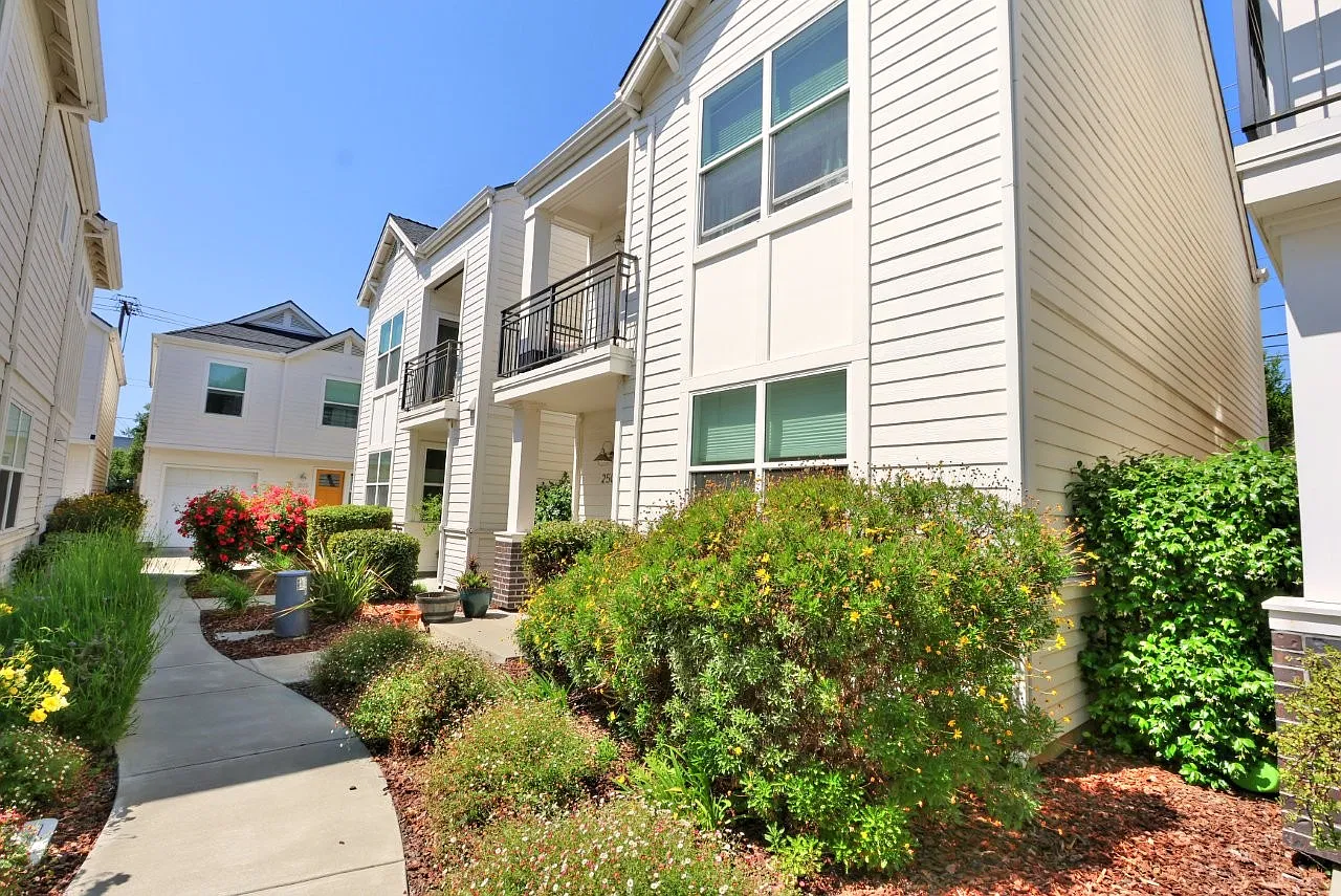3 bed, 2.5 bath, 1268 sqft, $2,850 — Photo 3