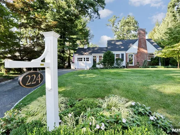 224 Van Houten Ave, Wyckoff, NJ 07481