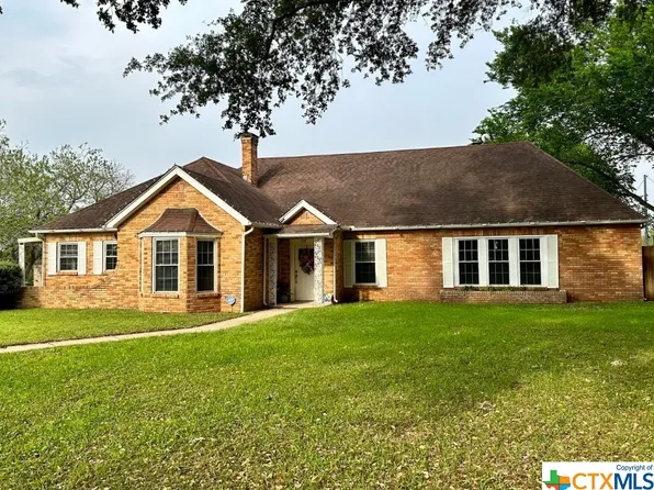 208 S 4th St, Stockdale, TX 78160