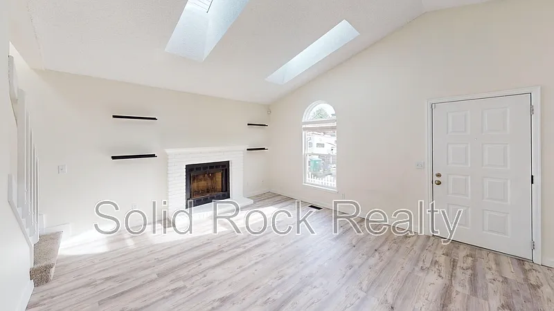 3 bed, 2.0 bath, 1200 sqft, $2,100 — Photo 3