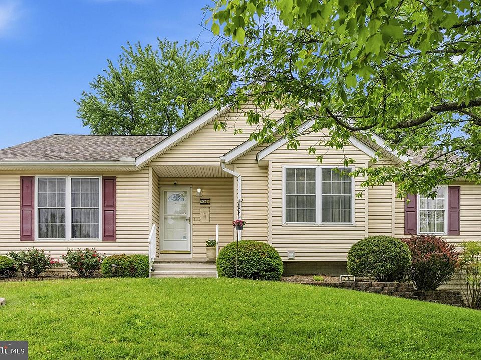 1st image of 704 Collier Ct