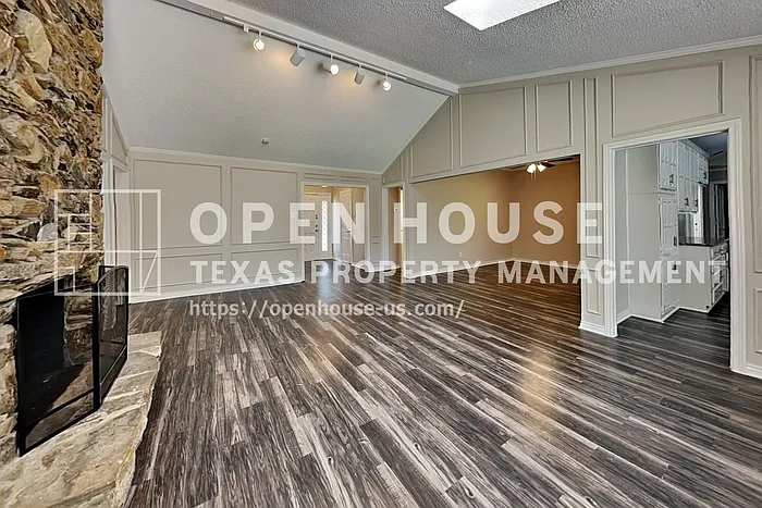 4 bed, 2.5 bath, 2278 sqft, $2,595 — Photo 4