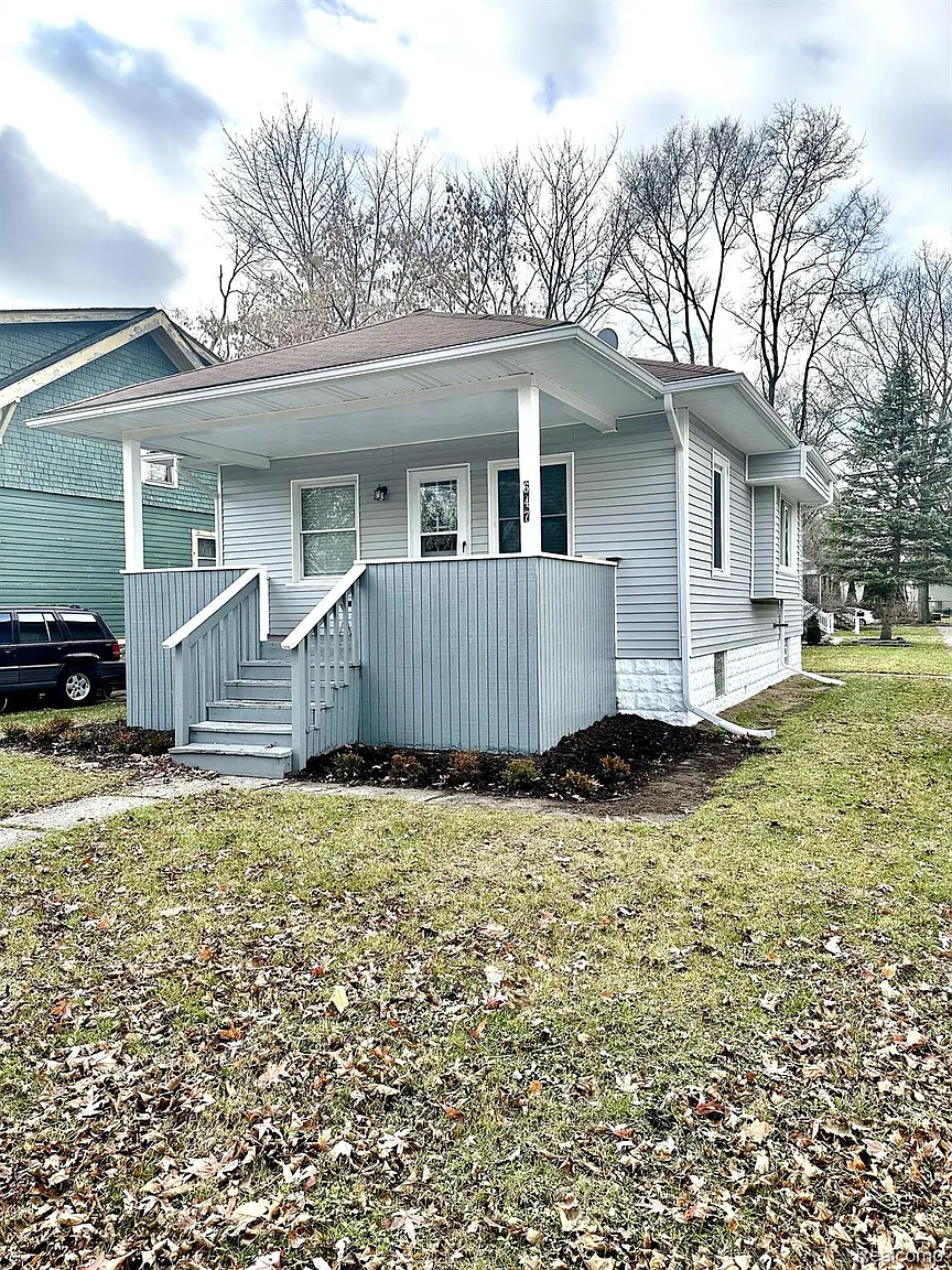 647 Saint Louis St photo 1