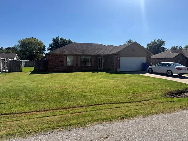 3 bed, 1432 sqft, $1,800 — Photo 1