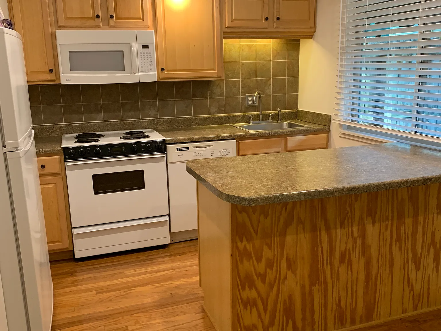 2 bed, 1.5 bath, 973 sqft, $1,400 — Photo 4
