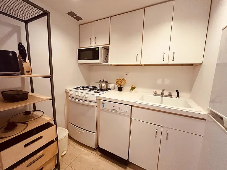 210 E 47th St #6C — Photo 7