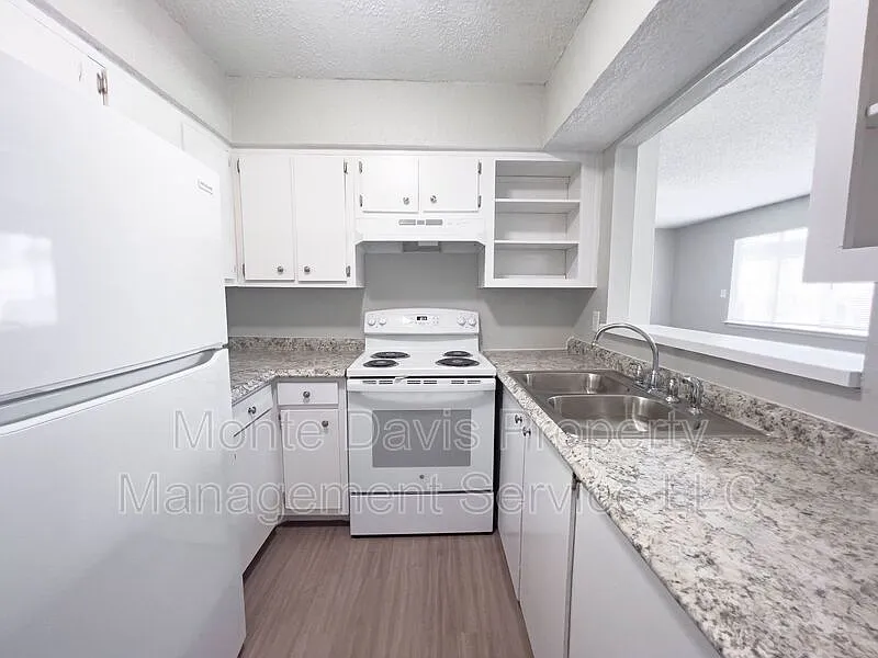 8907 Parkfield Dr — Photo 2