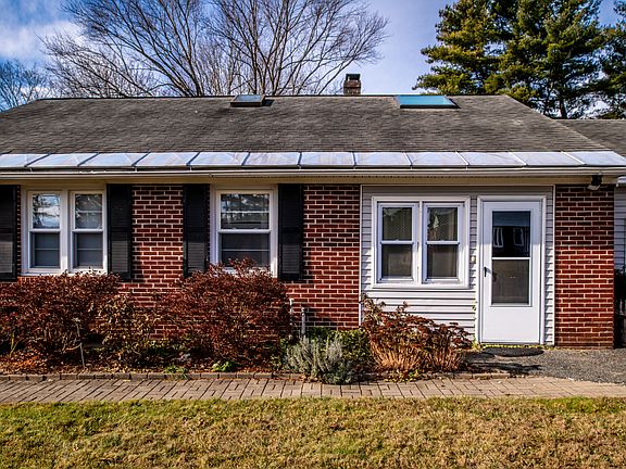 4th image of 60 Parkview Ter