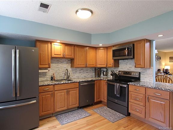 4th image of 11 Bradley Cir #D11