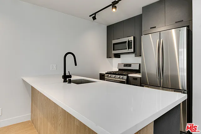 1 bed, 1.5 bath, 700 sqft, $3,695 — Photo 3