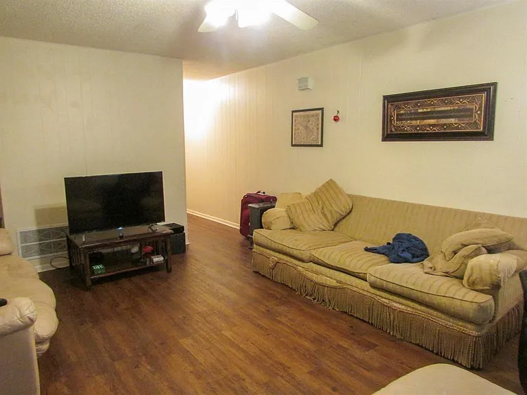 600 Normal Park Dr #B — Photo 2
