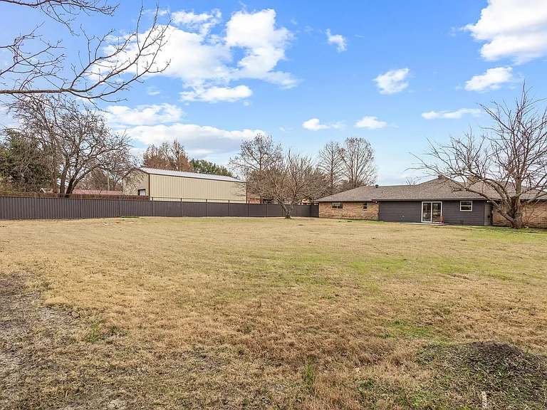 3327 Carriage Cir — Photo 36