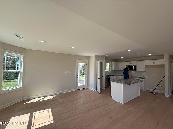 3rd image of 71 Ruskin Drive