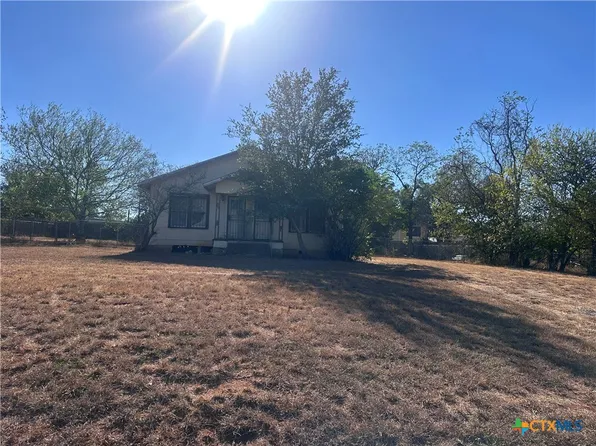 405 S 7th St, Stockdale, TX 78160