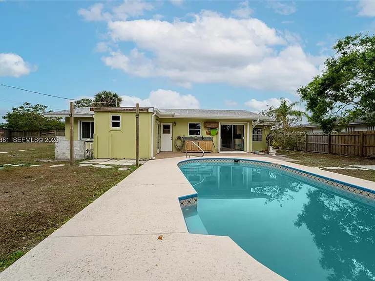 607 Coconut Ave N — Photo 28