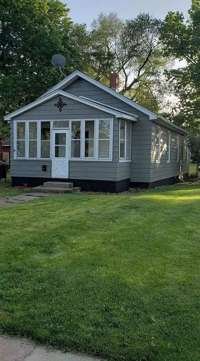 3 bed, 880 sqft, $1,075 — Photo 1