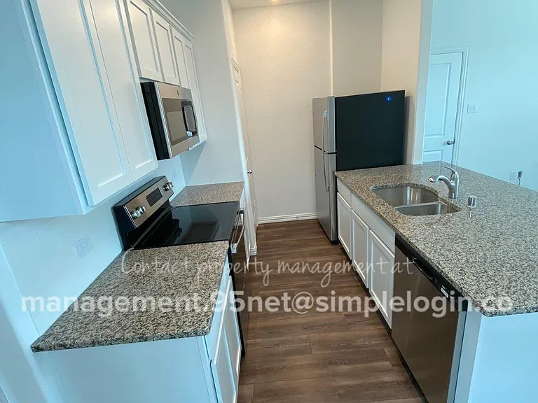 1022 Rosewood St — Photo 2