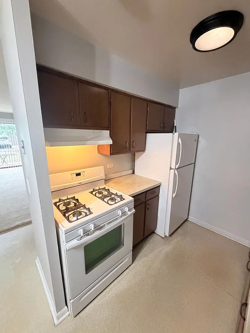 Harvard Apartments — Photo 2