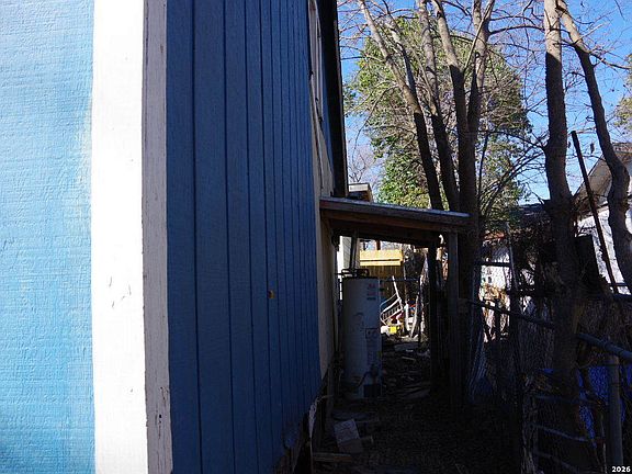 2nd image of 1211 Rivas