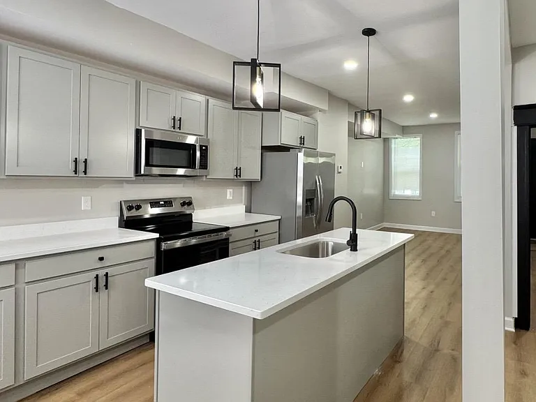 2216 Whittier Ave — Photo 2