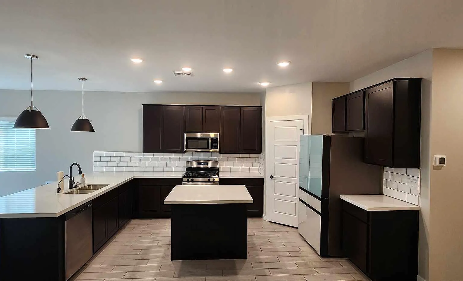 5 bed, 3.0 bath, 2032 sqft, $2,195 — Photo 2