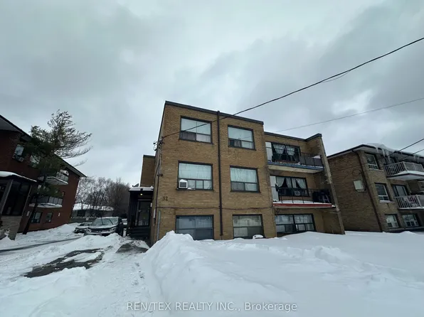 32 Hotspur Rd #9, Toronto, ON M6A 1X6