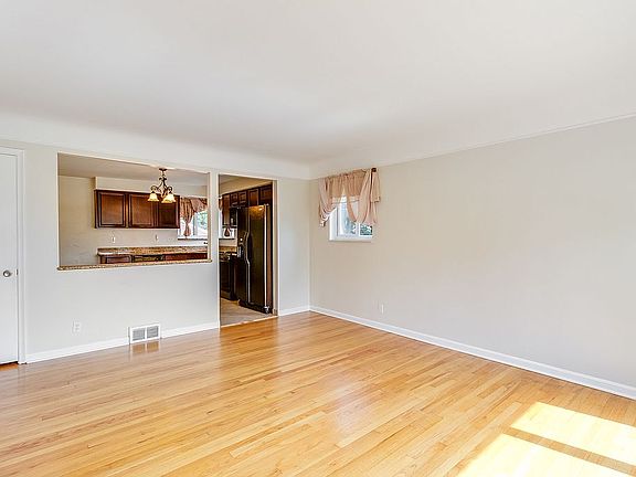 4th image of 24932 Powers Ave