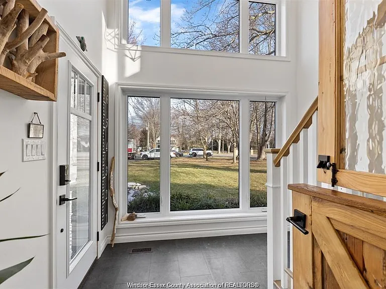 845 Old Tecumseh Rd #UPPER — Photo 2