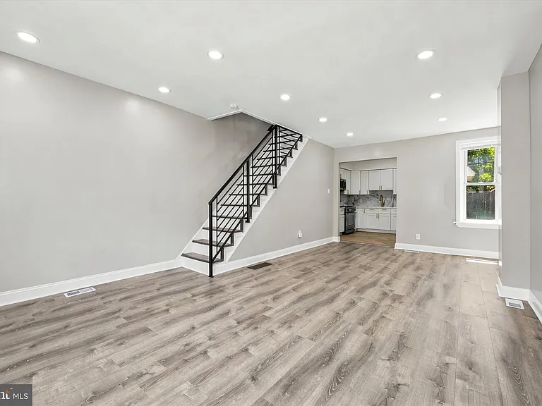 3027 Agate St — Photo 3