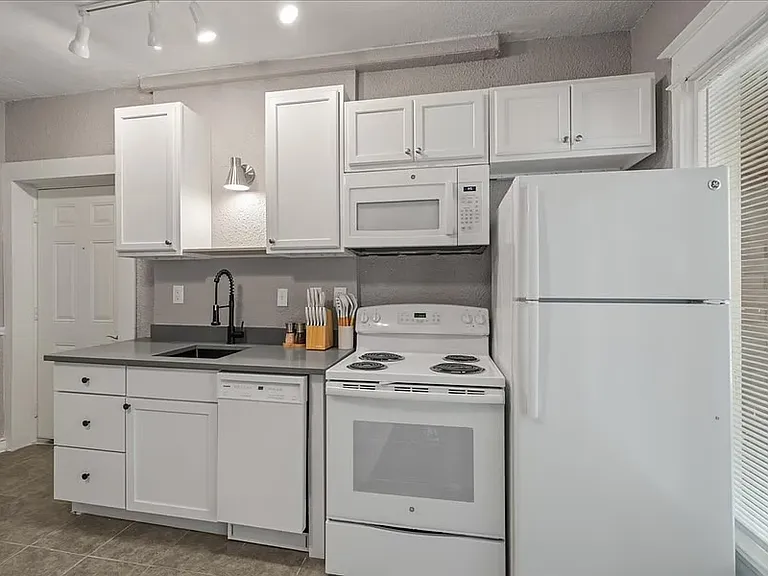1114 E Armour Blvd #1SW — Photo 5