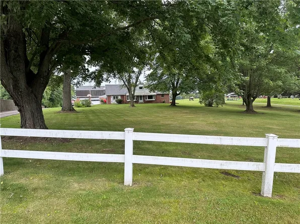 136 Green Manor Dr, Butler, PA 16002