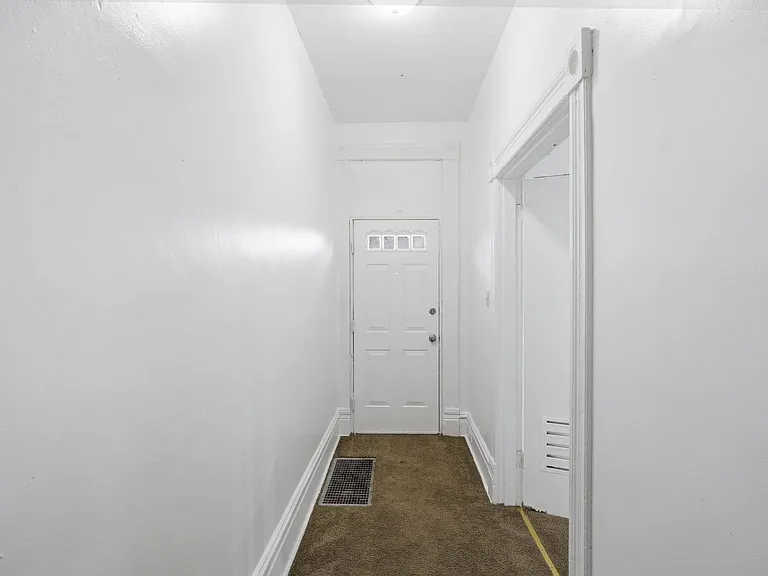 616 Lillian St — Photo 8