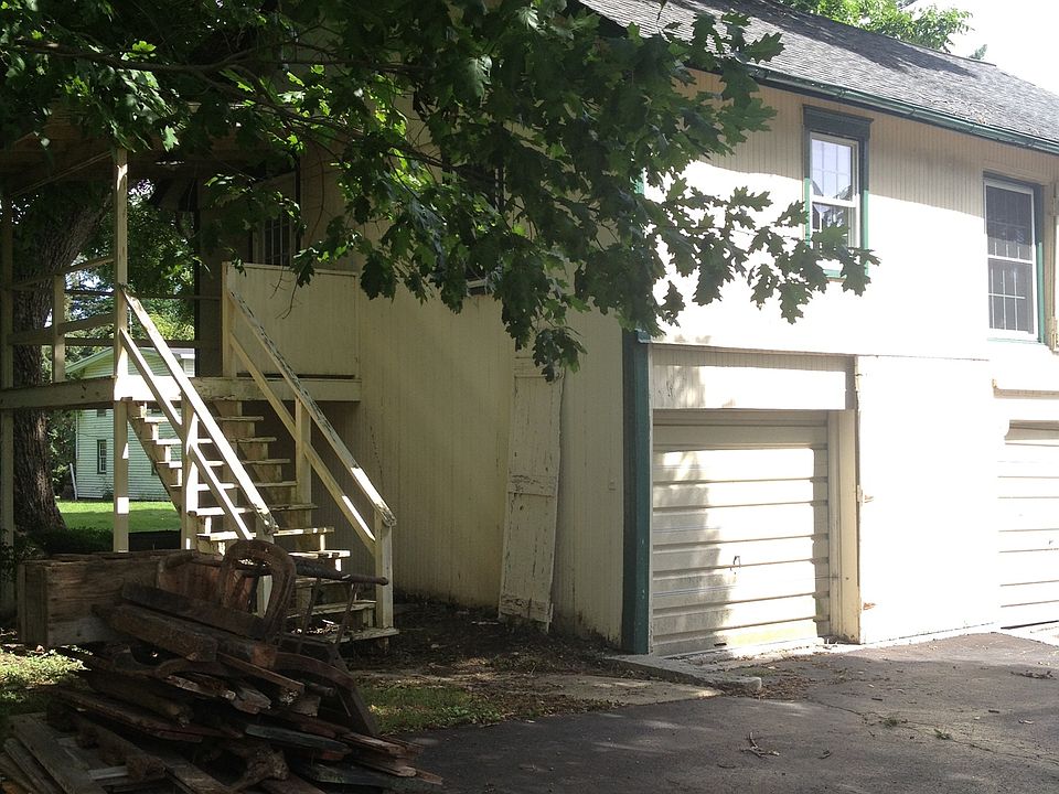 EXTERIOR STARICASE ENTRY