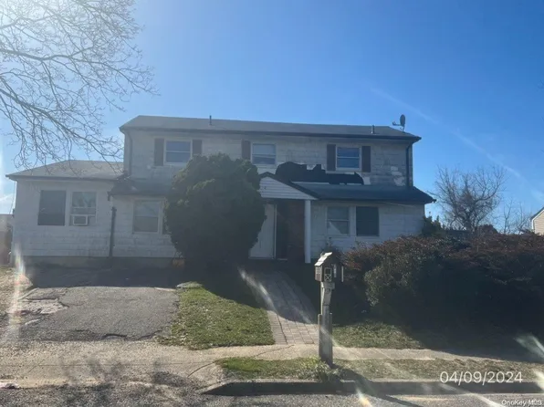220 Leaf Avenue, Central Islip, NY 11722