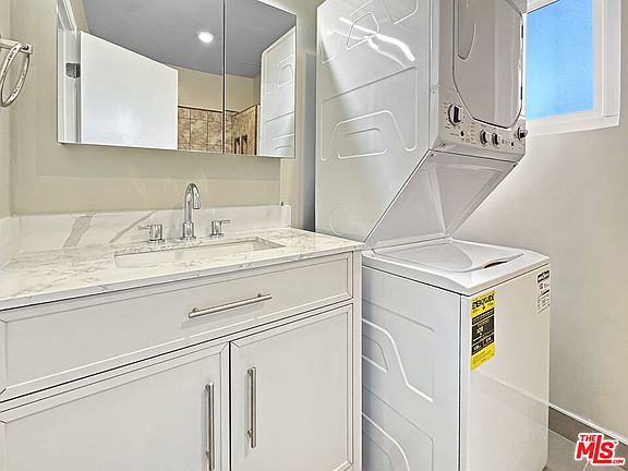 5th image of 220 E Hyde Park Blvd APT 1
