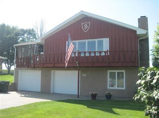 611 Madden Rd, Hastings, NE 68901