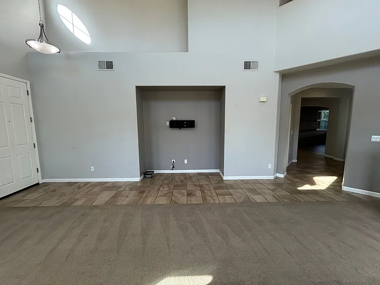 212 Riverbend Ln — Photo 4