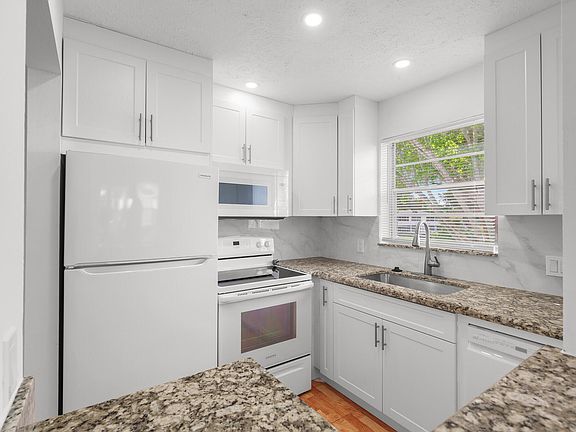 4th image of 346 Windsor O