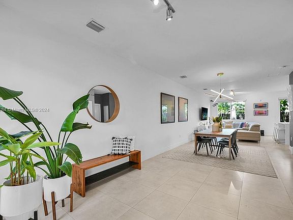 5th image of 10257 NW 72nd St