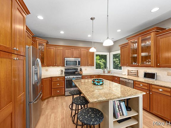 4th image of 3012 Hunters Dr