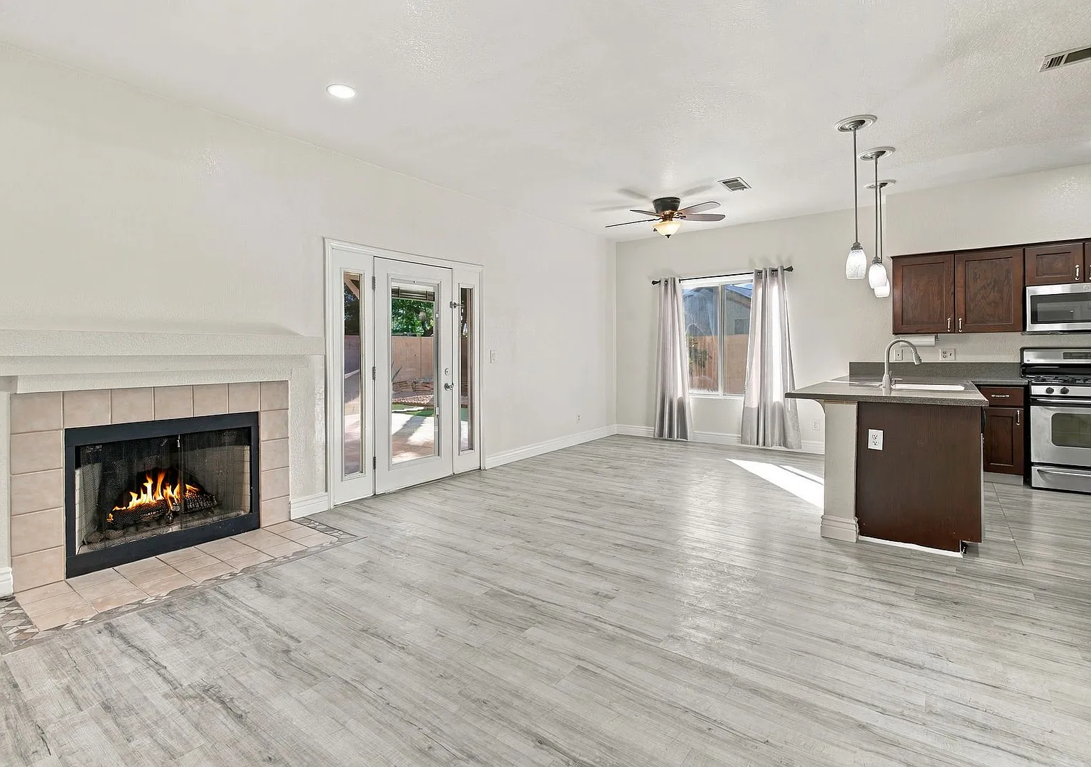 Gorgeous Two Story Home In Desert Shores — Photo 4