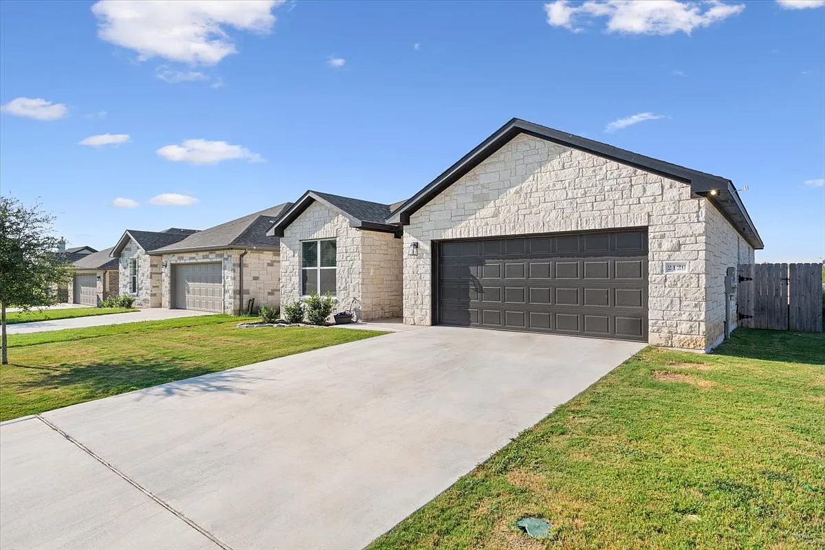 Building Photo - 2120 Blackhawk Loop