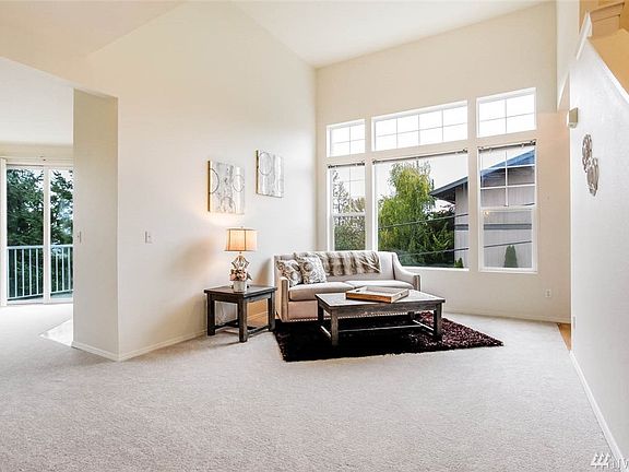 With 9'-14' ceilings throughout the main floor and giant windows, this airy, open concept home feels like a free standing house.  Delight in brand new carpets throughout this home. 