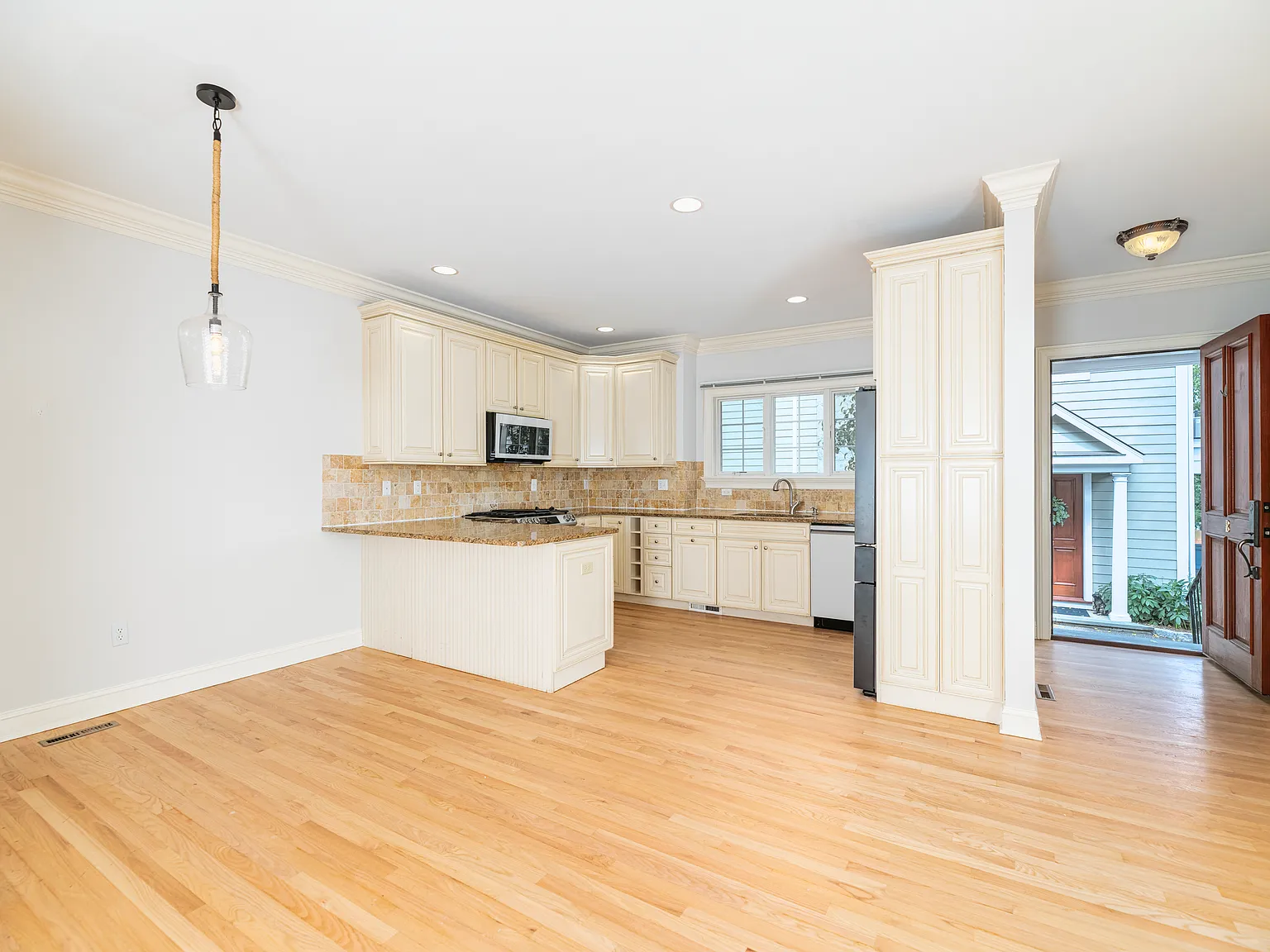 3 bed, 3.5 bath, 1958 sqft, $6,200 — Photo 4