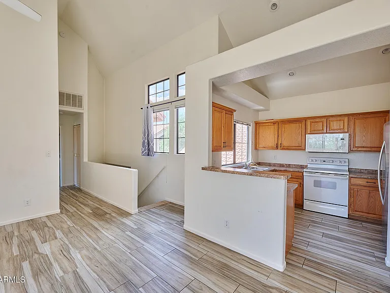 1001 N Pasadena St #61 — Photo 4