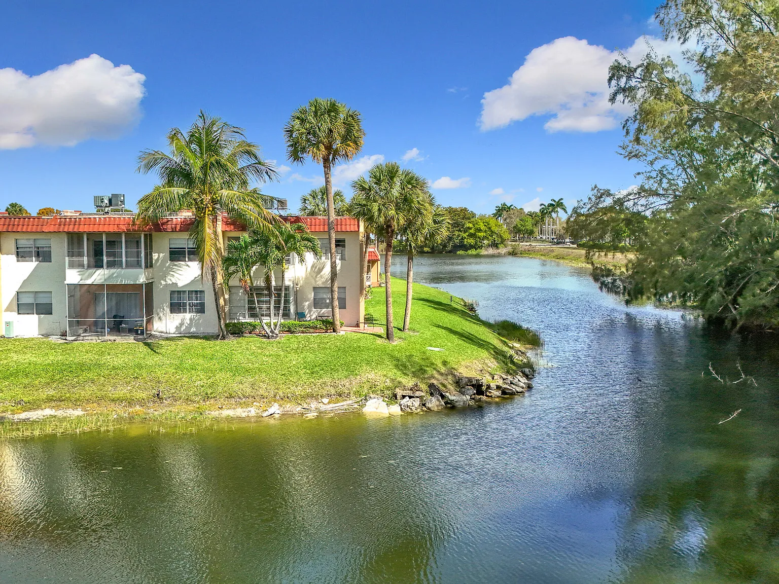 2 bed, 2.0 bath, 812 sqft, $1,650 — Photo 2